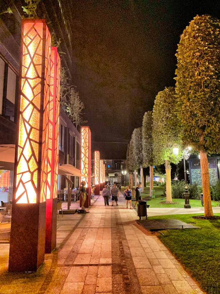 Iulius_Town_Timișoara_at_night,_September_2019_3ok